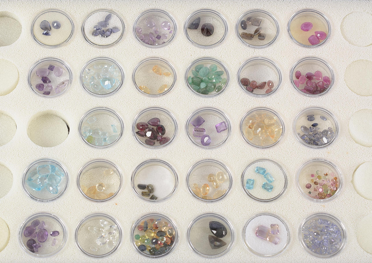 SAMLING ÄDELSTENAR, ca 450 st.