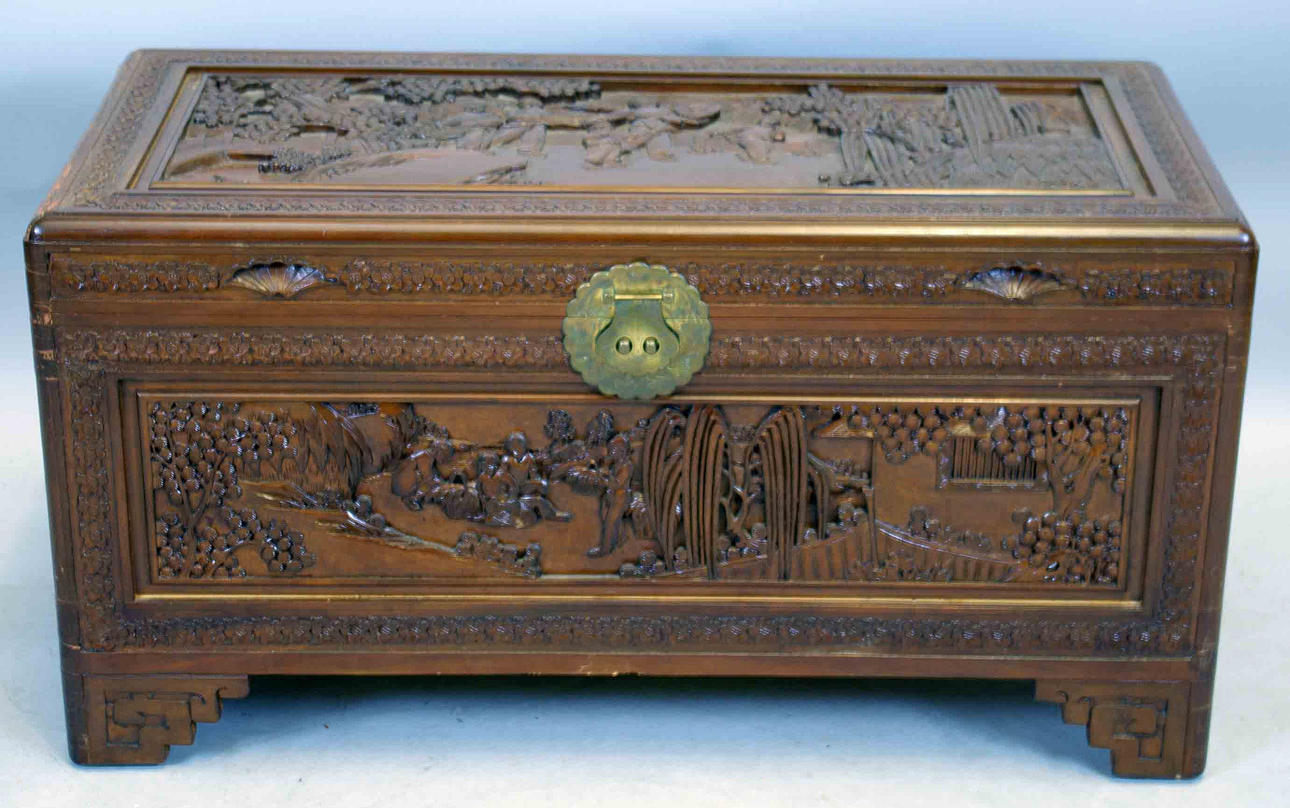 KAMFERKISTA, runsaasti veistetty.