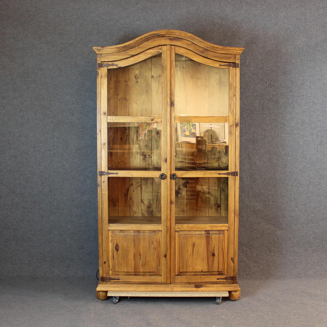 Vitrine, mexikanische Kiefer, zeitgenössisch.