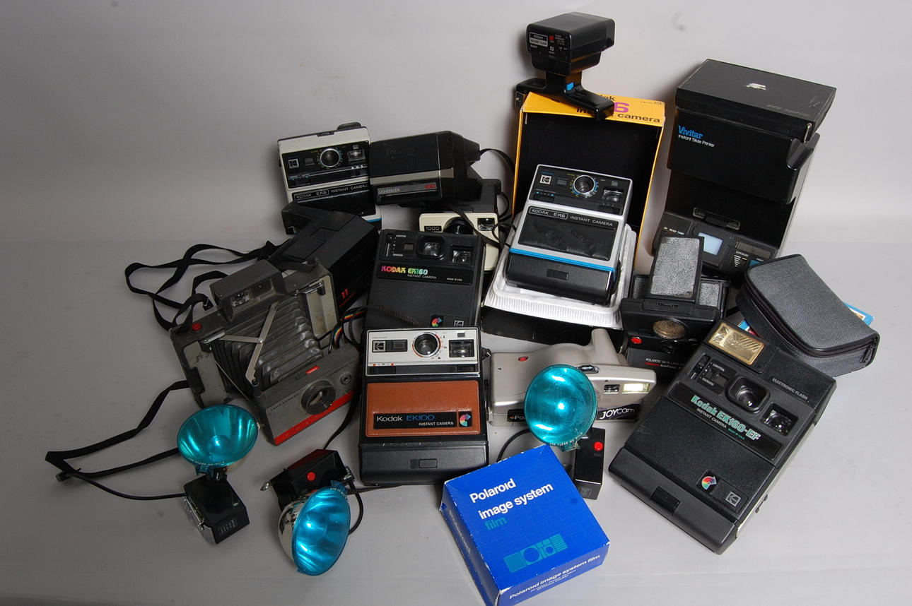 KAMEROR, 11 st, Polaroid, Kodakinstant, blixtar, film.