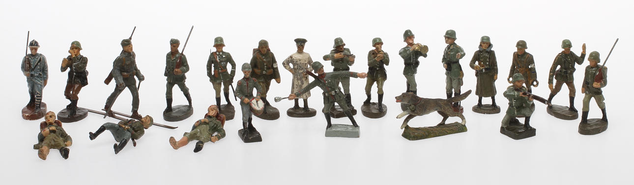 ELASTOLIN mestadels, cirka 20 figurer från 1930 - 1940-talet .