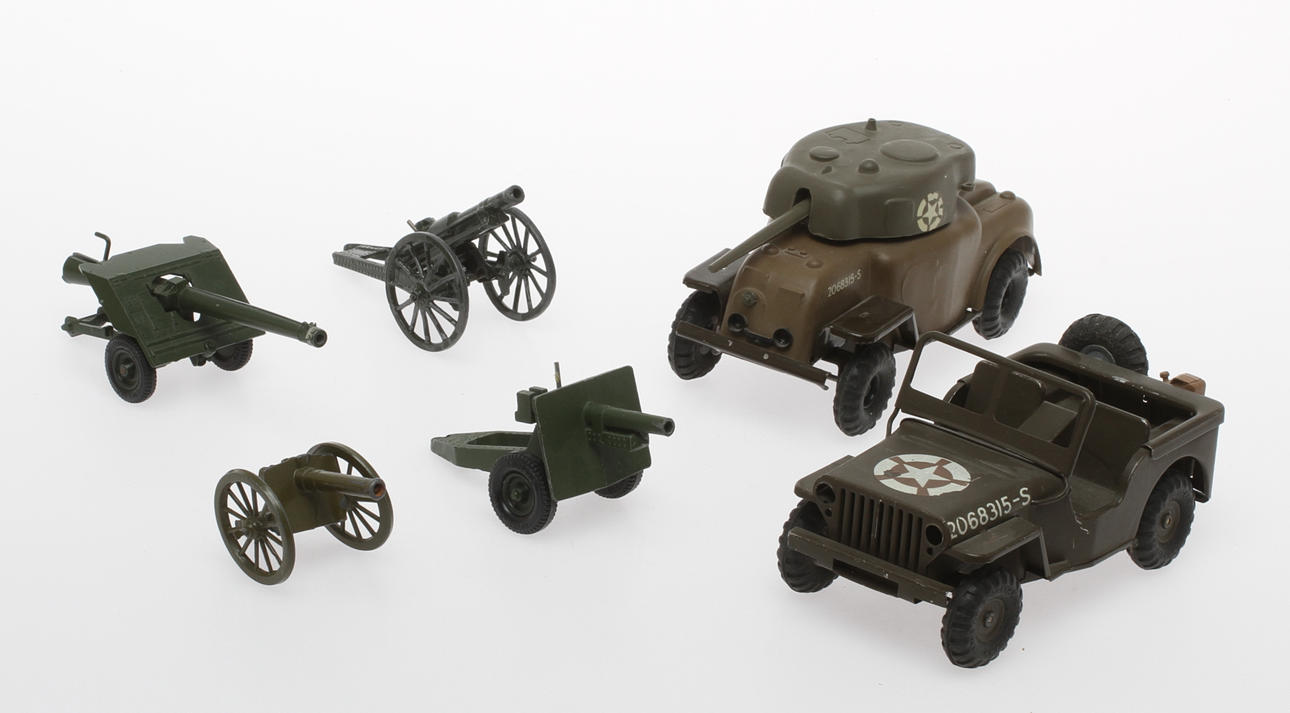 TRIANG Kanonbil och jeep med urverk. BRITAINS 4 kanoner. England.