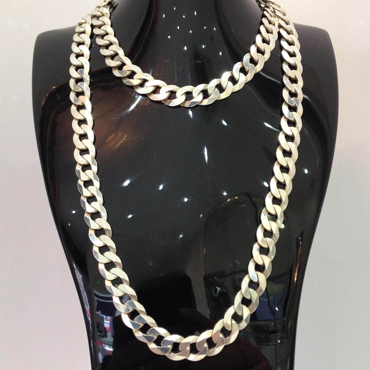 CHUNKY SILVER TROTTOARKANTEN KEDJA.