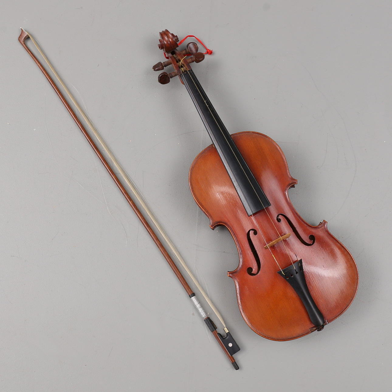 VIOLIN WITH STRING, 20th century, Stradivarius copy.