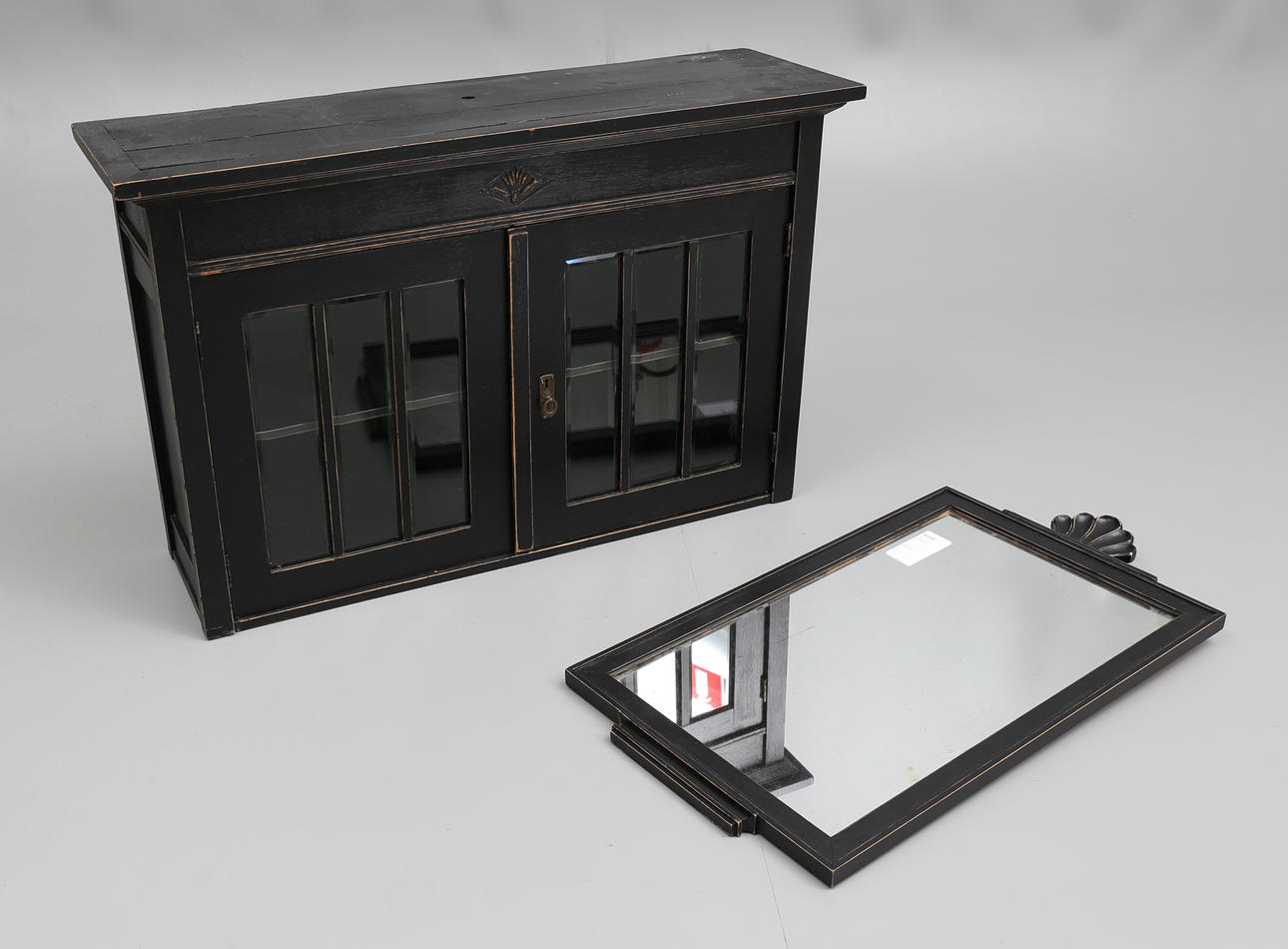 VÄGGSKÅP SAMT SPEGEL, 1900-talets första hälft/mitt.