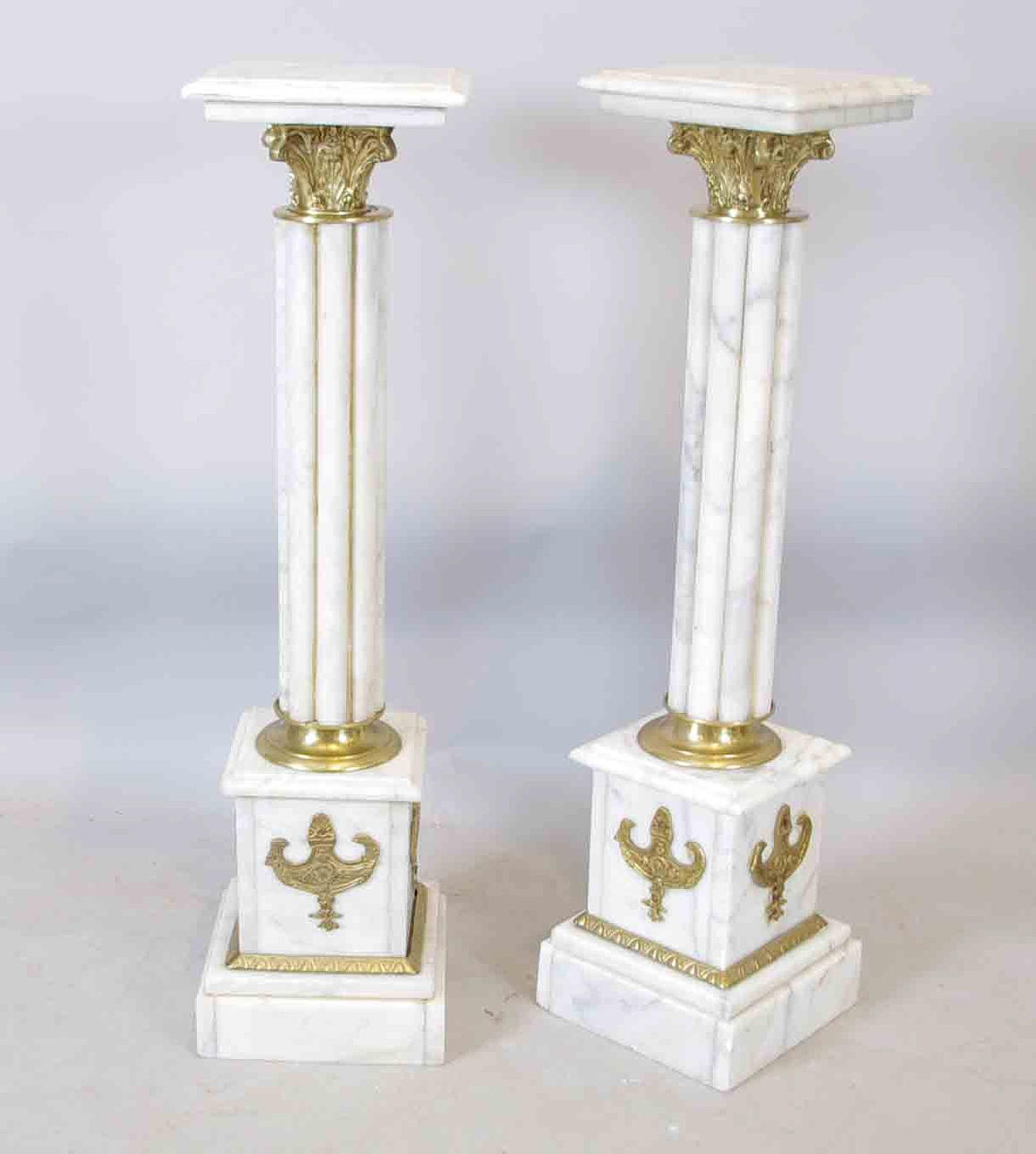 PIEDESTALER, 1 par, marmor med mässingsbeslag.