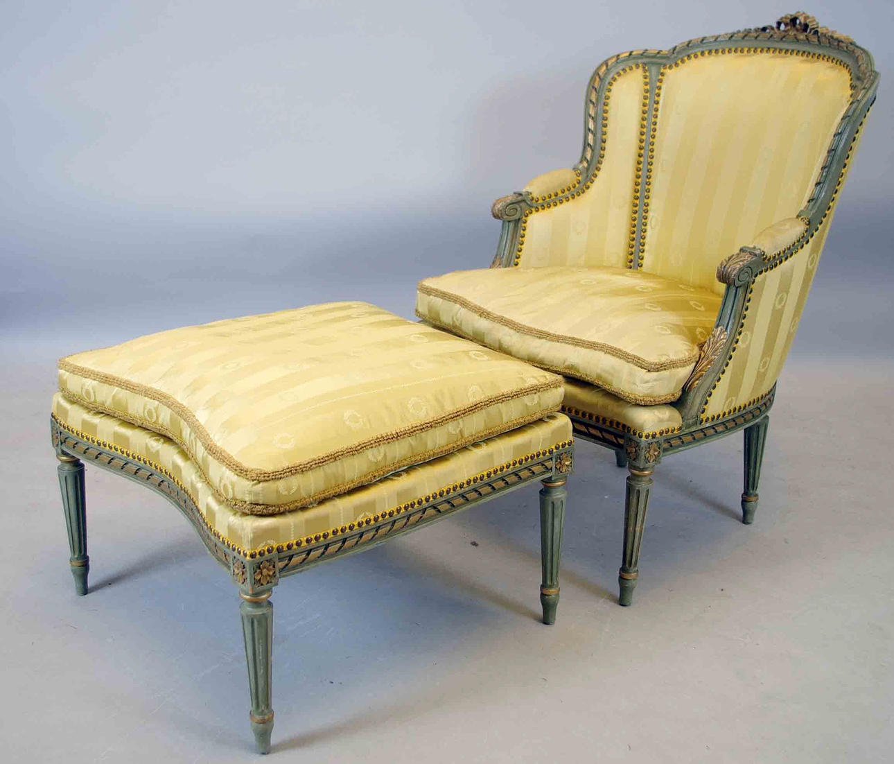 FÅTÖLJ MED FOTPALL, gustaviansk stil.