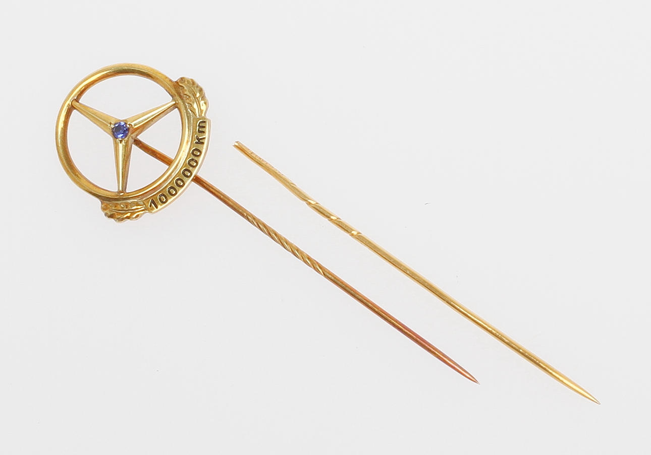 NÅL, 14k guld samt NÅL utan dekor 18k guld. Tot vikt ca 3 gram.