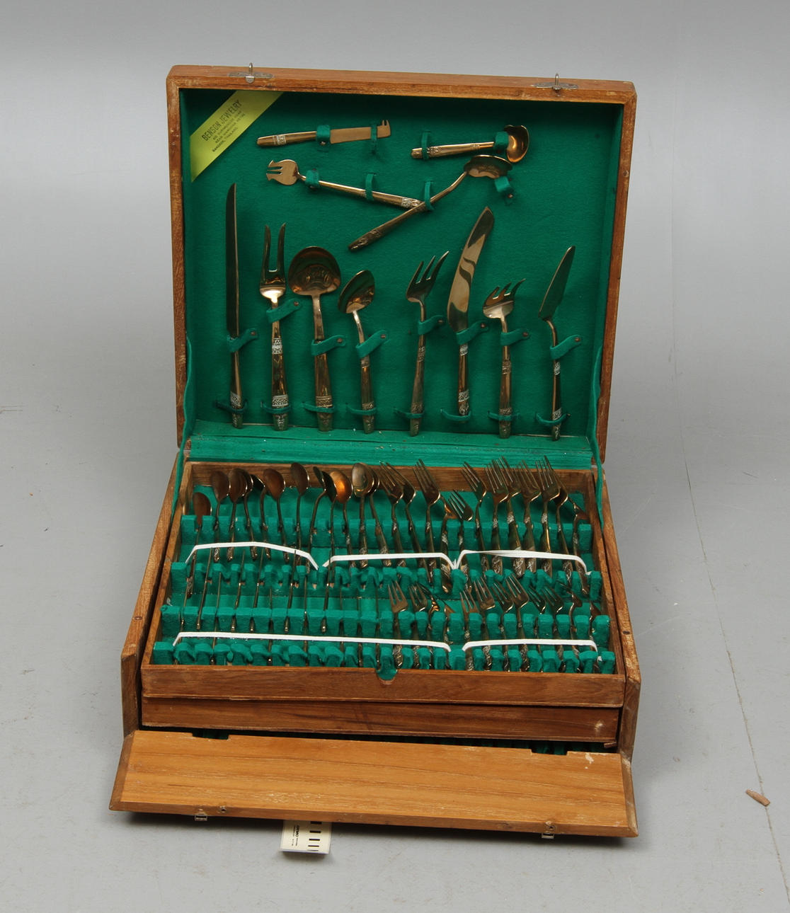 BESTICKSERVIS, 144 delar, mässing, i schatull, Thailand, 1900-talets slut.