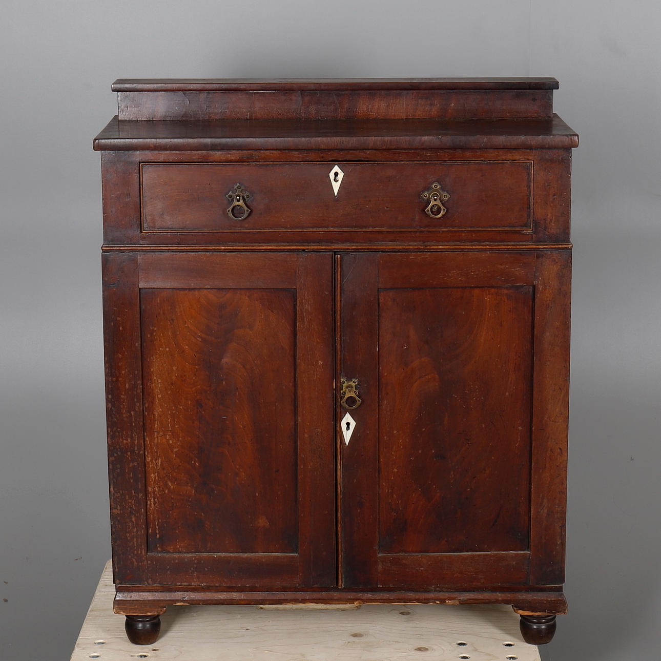 ET TO-DØRS SIDESKAB AF MAHOGNI.