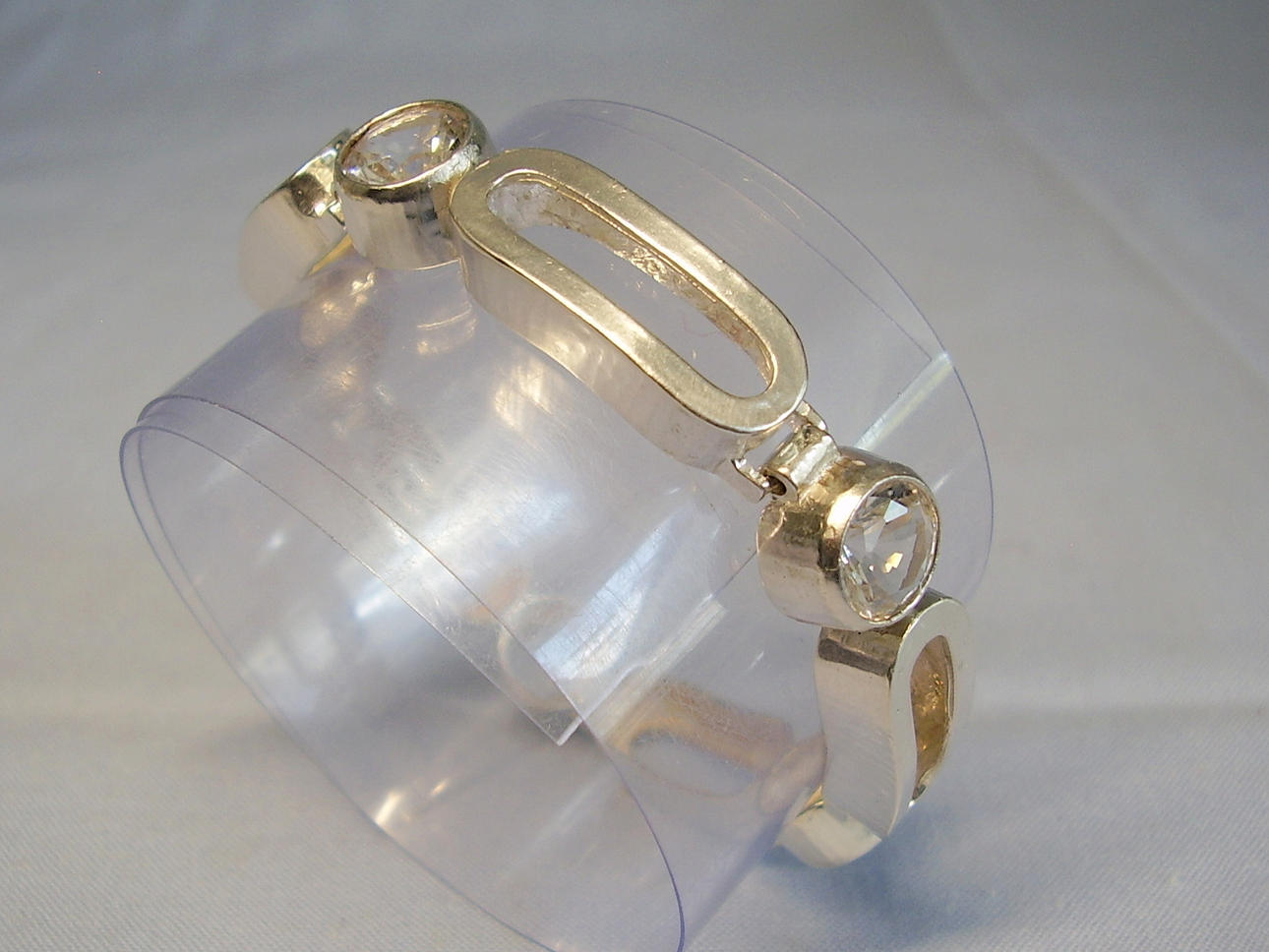 PULSERA CRISTAL DE ROCA PLATA FIRMADA.