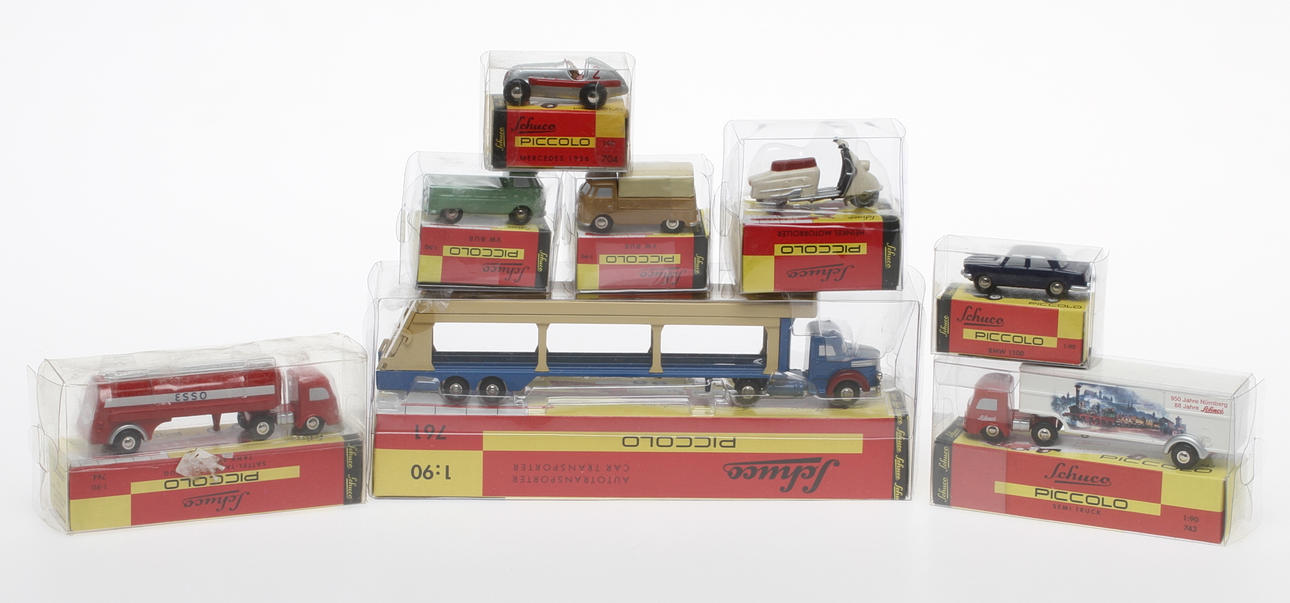 SCHUCO Piccolo, åtta bilar med tillbehör i originalkartonger.