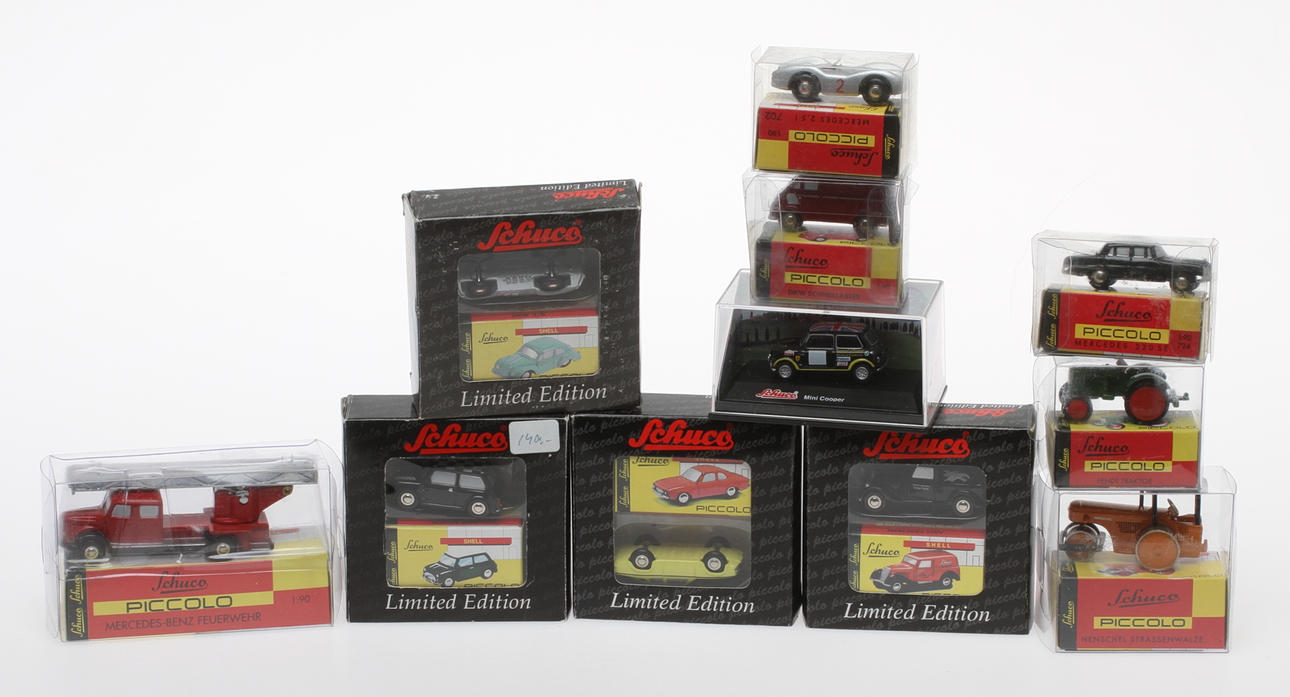 SCHUCO Piccolo, elva bilar med tillbehör i originalkartonger.