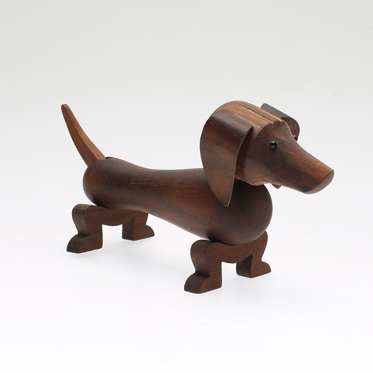 KAY BOJESEN. gravhund, træ, Danmark.