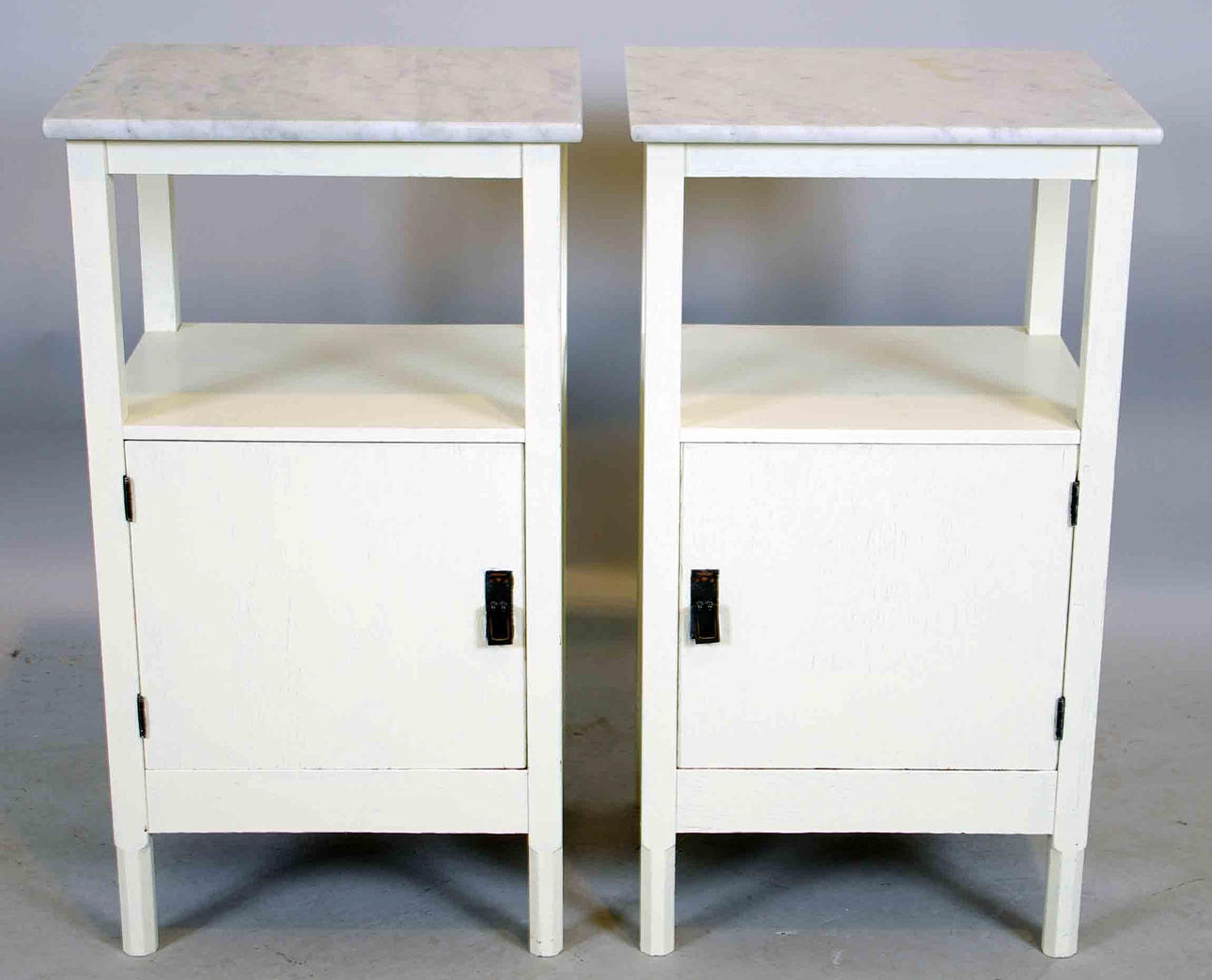 SÄNGBORD, 1 par, vitmålade med marmorskivor, tidigt 1900-tal.