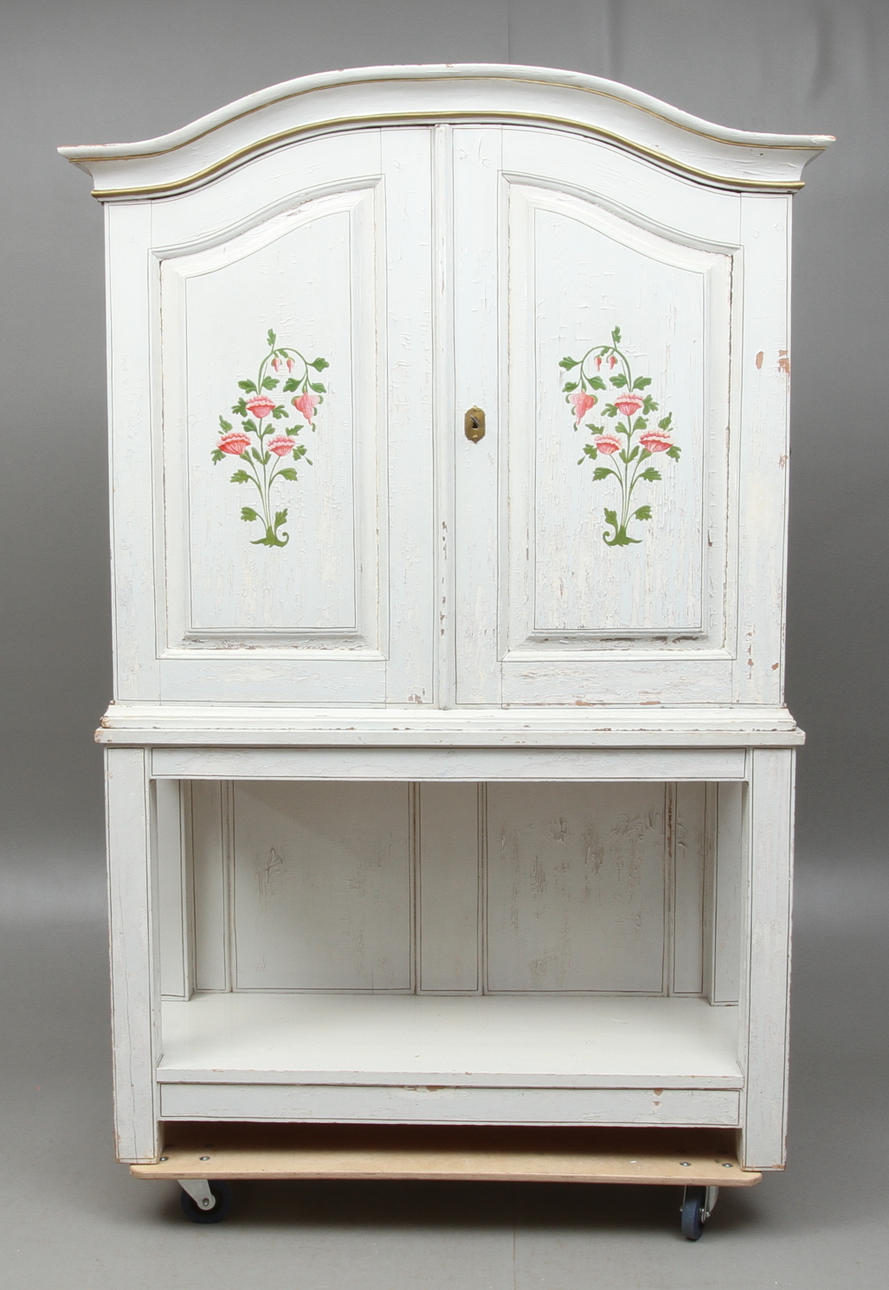 SKÅP, på benställning, delvis 1800-tal.