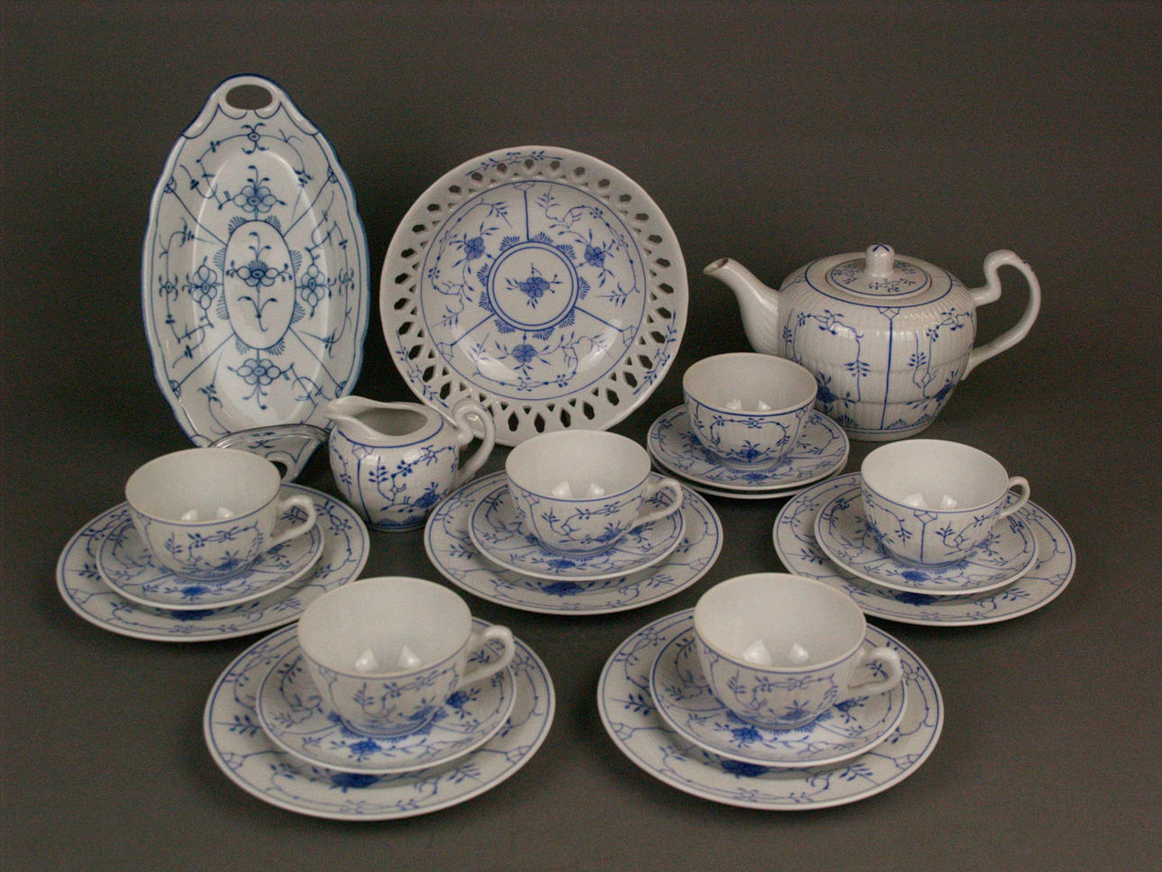 RESTE TEESERVICE - AUGUST WARNECKE.