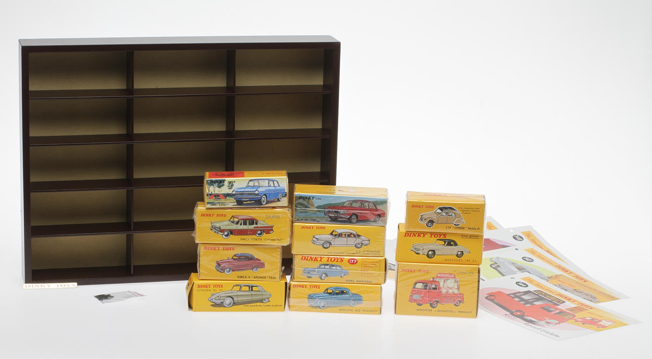 DINKY TOYS ATLAS Edition, made in China, 11 st, certifikat och hylla för exponering.