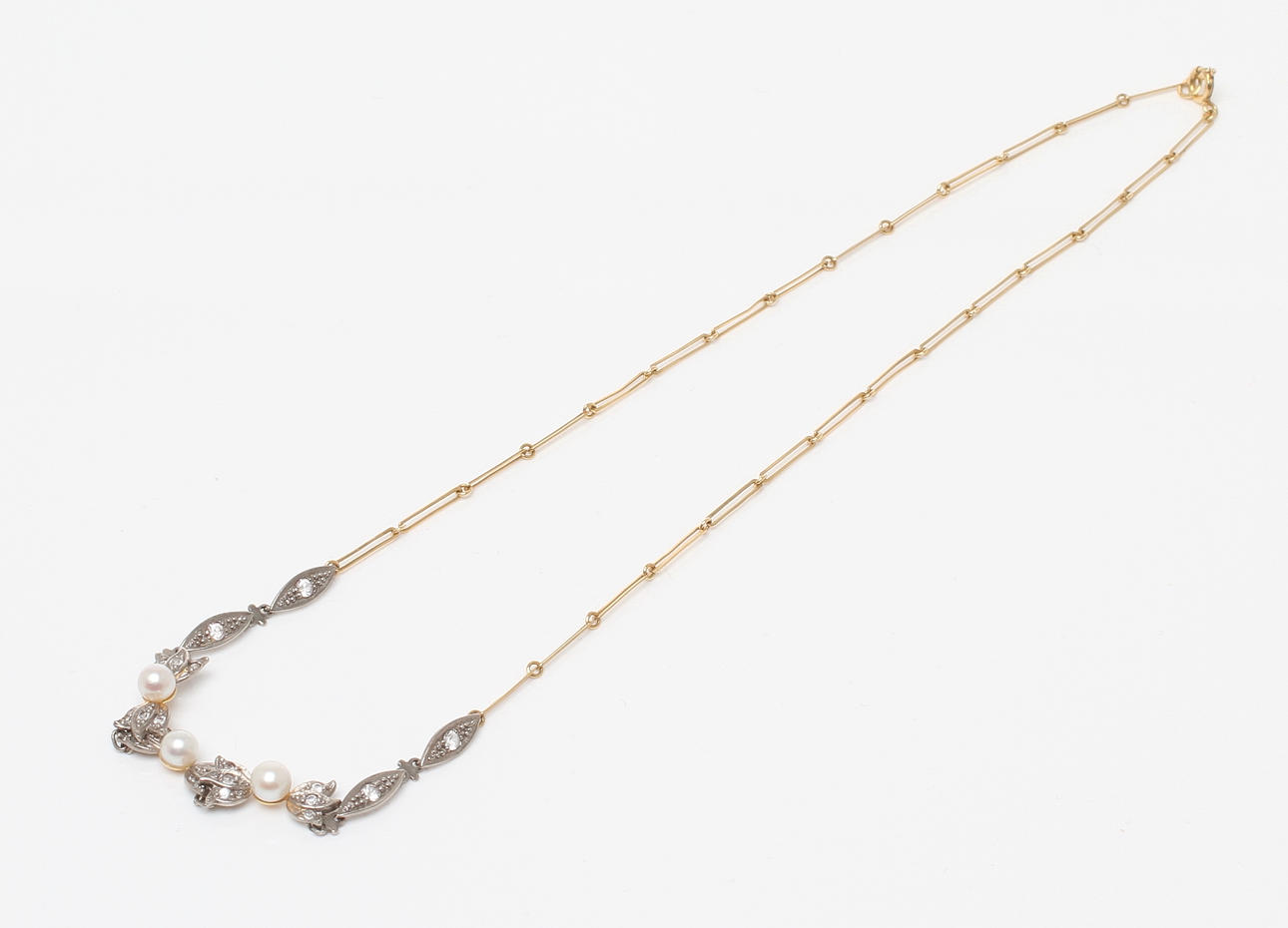 HALSBAND, 18k guld med vita stenar samt pärlor. Vikt 7,5 gram.