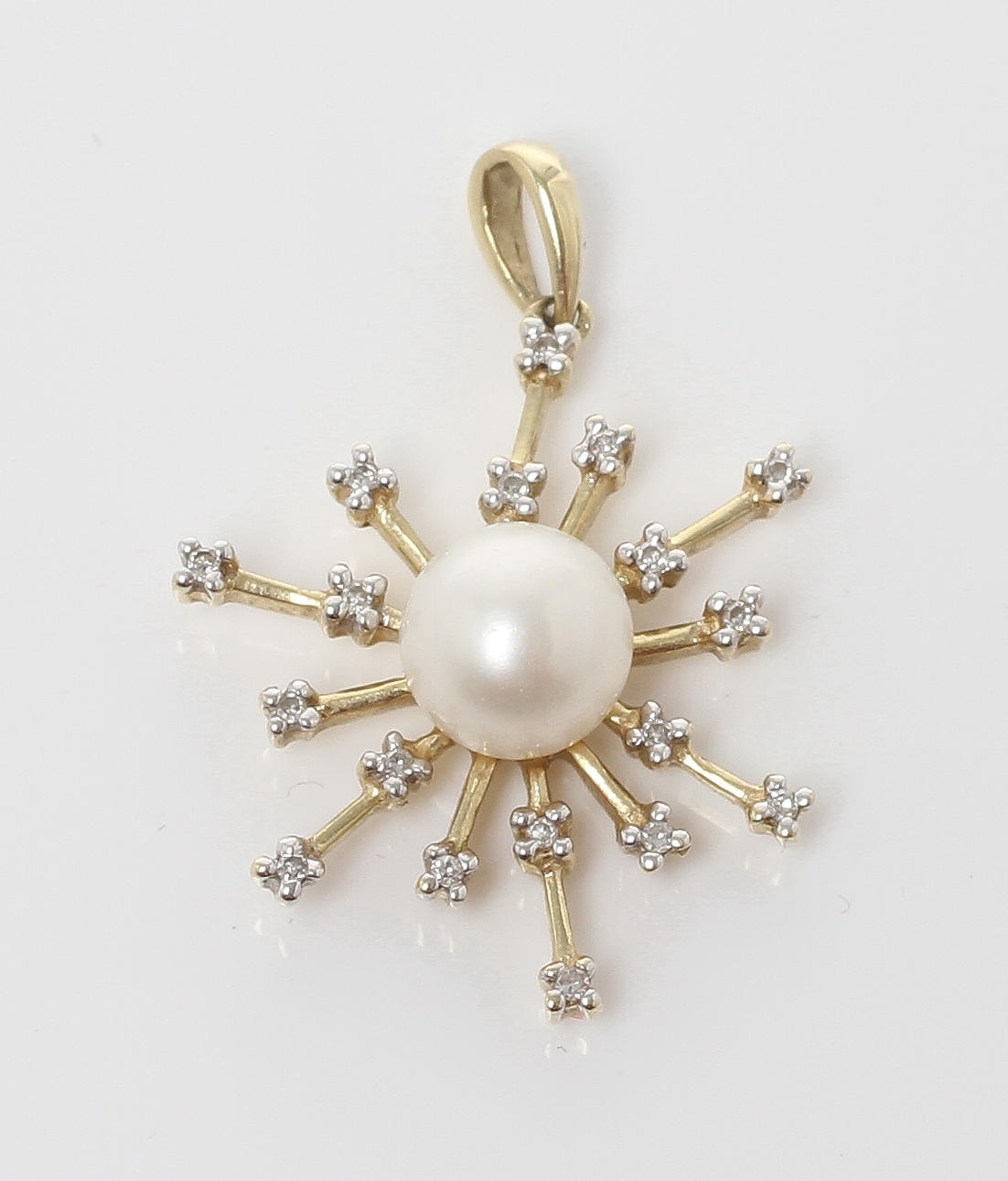 HÄNGE, 14k guld med diamanter samt pärla. Vikt 2,6 gram.