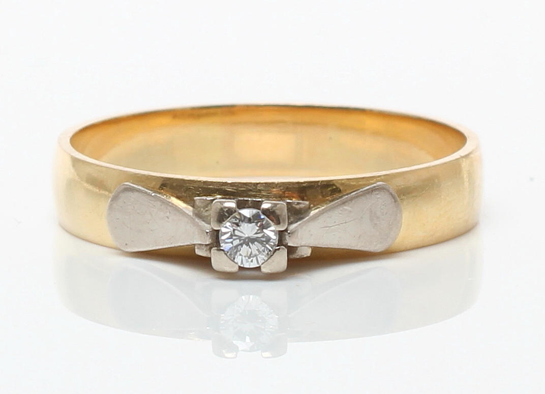 RING 18k guld med briljantslipad diamant ca 0,06ct, Bengt Hellerstedt Bergkvara Guld, 1980. Vikt 3,8 gram.