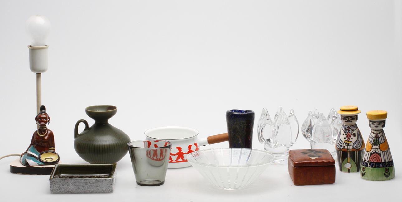 KERAMIK och GLAS, bl.a. "Strikt" Johansfors, "Fuga" Orrefors, Rörstrand med mera.