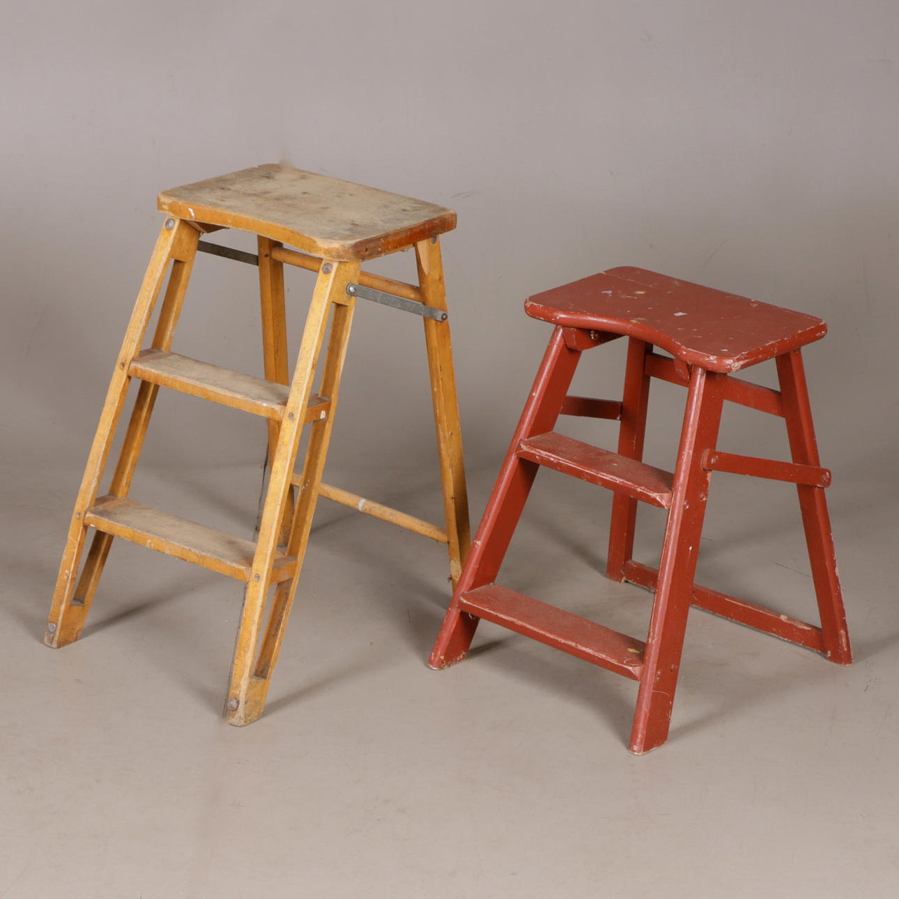 STEGPALLAR, 2 st. Trä, ihopfällbara, 1900-tal.