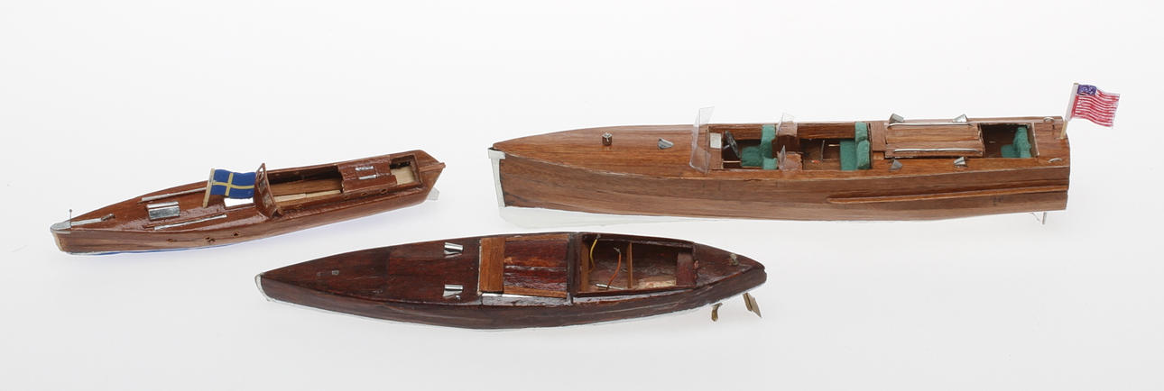 MODELLBÅTAR 3 stycken, hemmabyggen i hondurasmahogny.