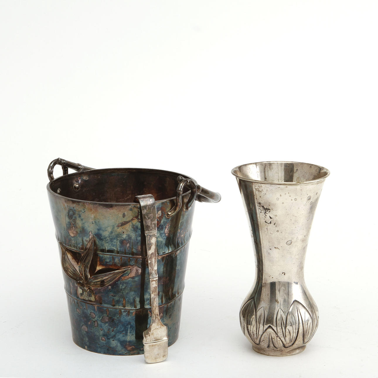 EISEIMER mit ZANGE und VASE. Silber.