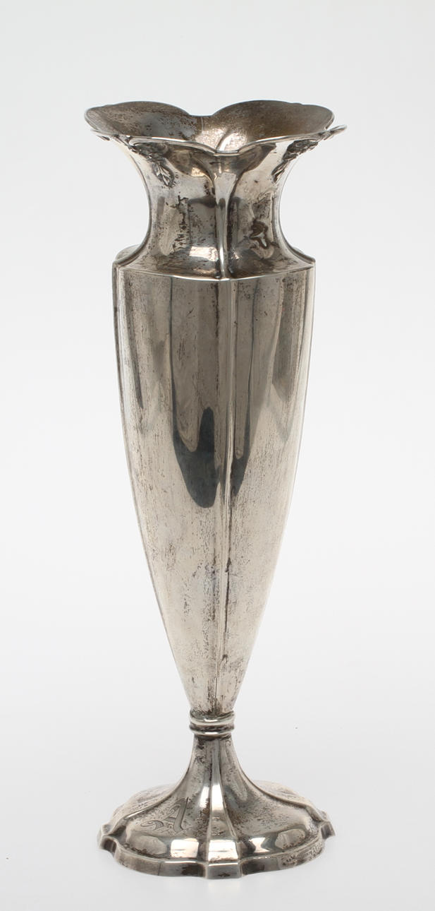 VAS, sterlingsilver, vikt ca 585 g.