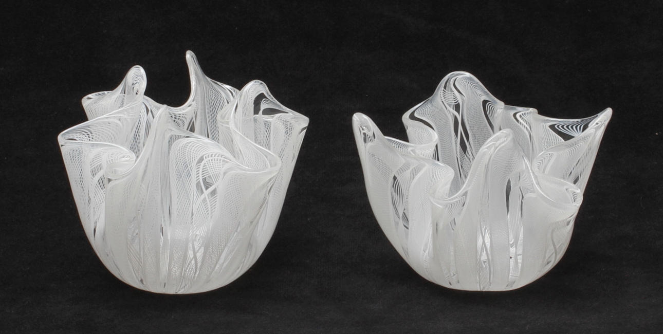 NÄSDUKSSKÅLAR, ett par, glas, Venini Murano, Italien, latticinoteknik i vitt.