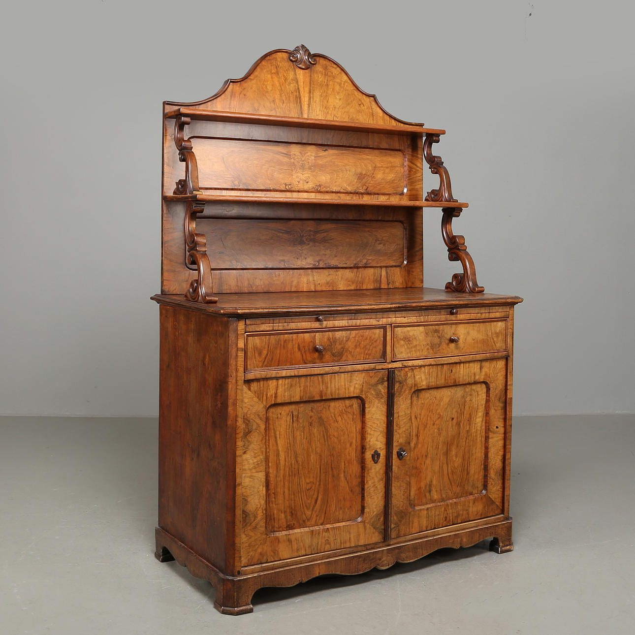 SIDEBOARD MIT REGALPLATTE, Nussbaum, 19. Jahrhundert.