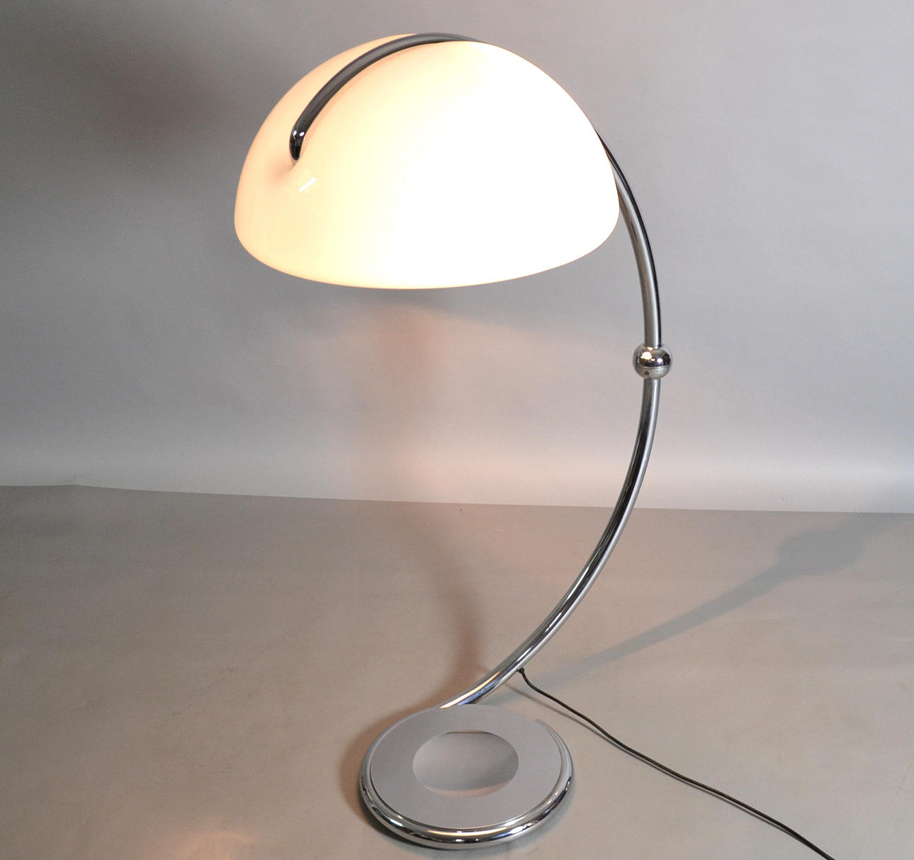 ELIO MARTINELLI. LÁMPARA DE PIE SERPIENTE.