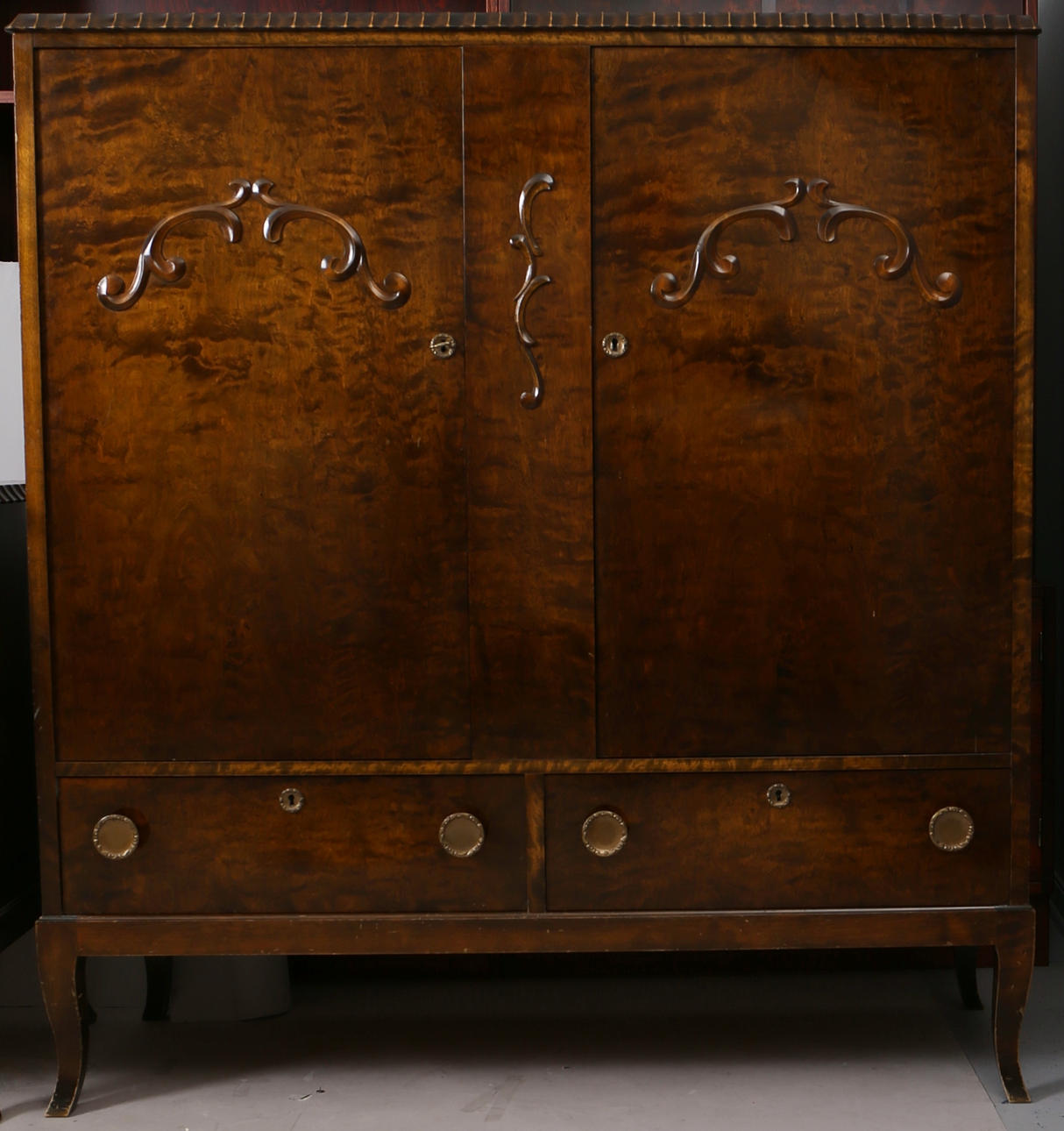 LINNESKÅP mörkbetsad björk, 1940-tal.