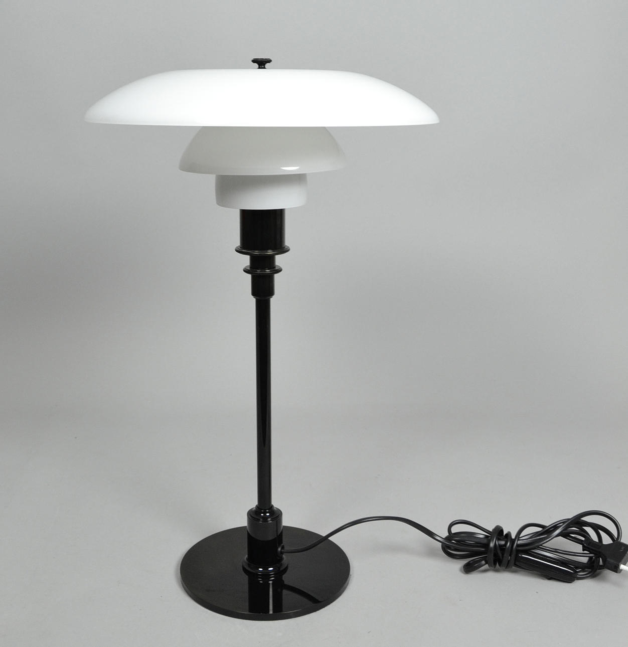 POUL HENNINGSEN. PH 3/2 BORDLAMPE.
