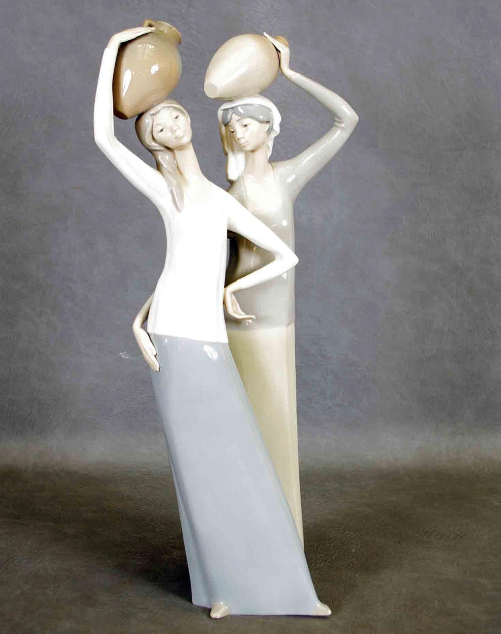 PORSLINSFIGUR, kvinnor med vattenkrus, Lladro.