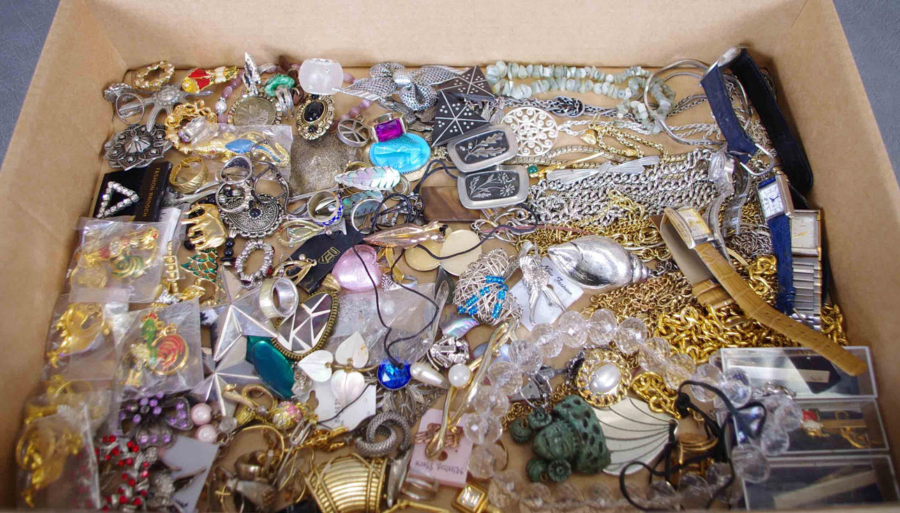 BIJOUTERIER SAMT ARMBANDSUR.