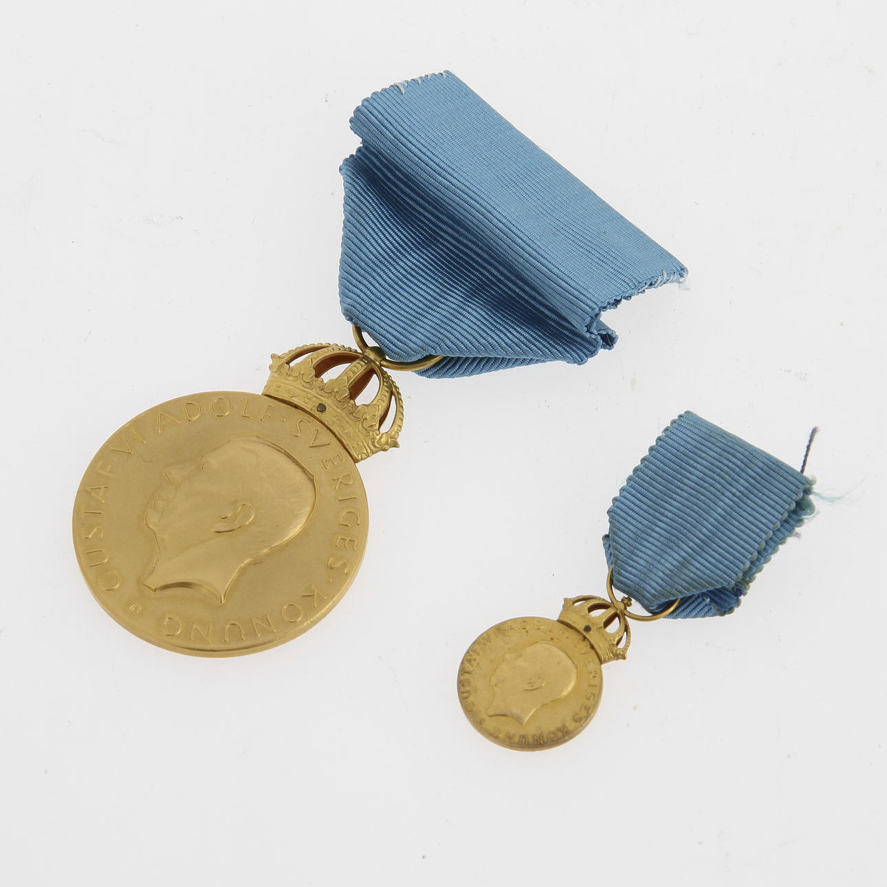 MEDALJER, 2st, 18k guld, ca 25 gram.
