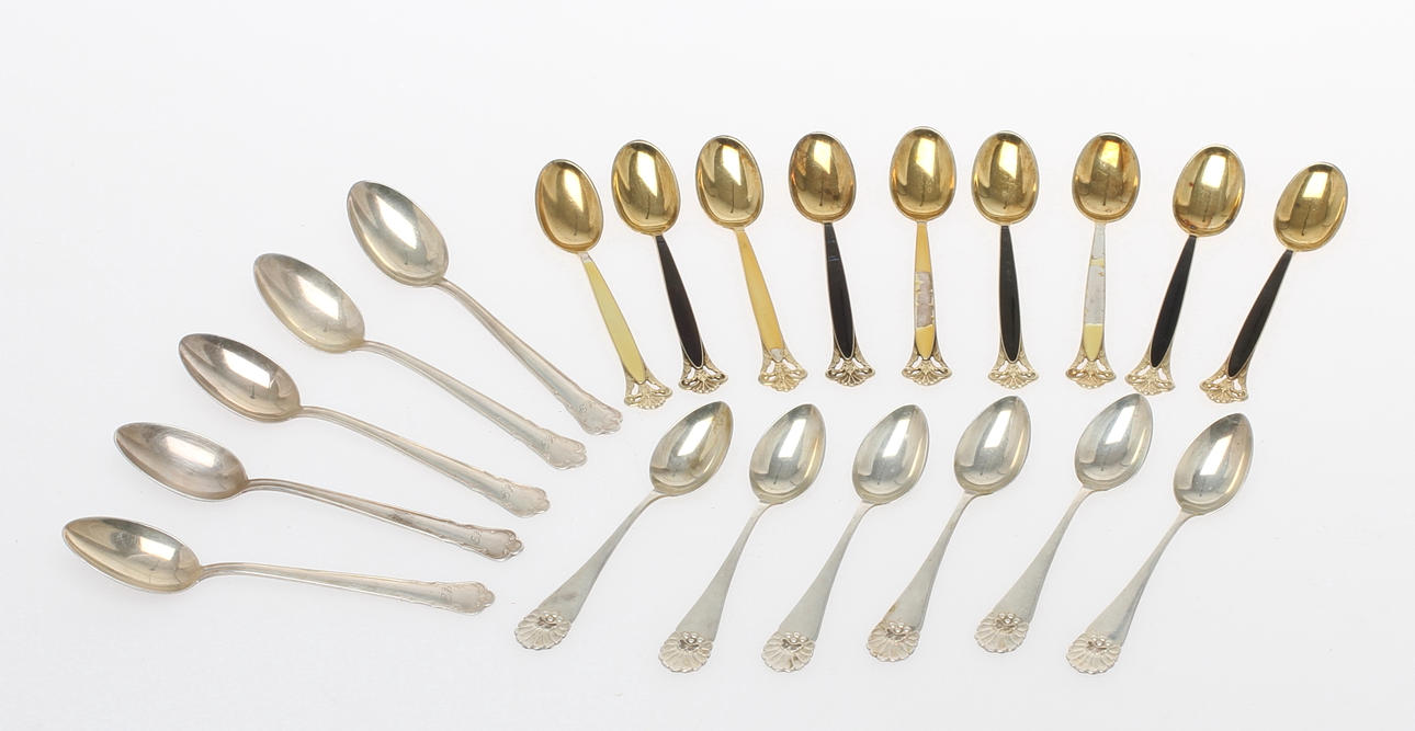 MOCCA och KAFFESKEDAR, 3 modeller totalt 19 delar däribland stmpl TH Marthinsen Norge. Tot vikt ca 178 gram.