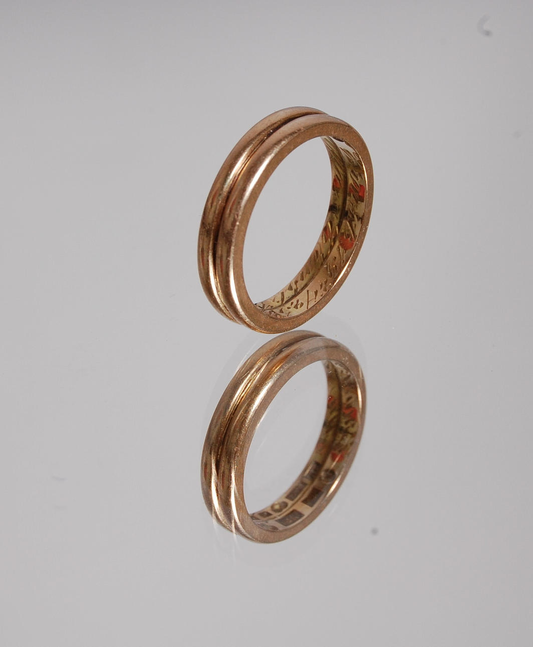 RING, 18 K guld, vikt 6 g.