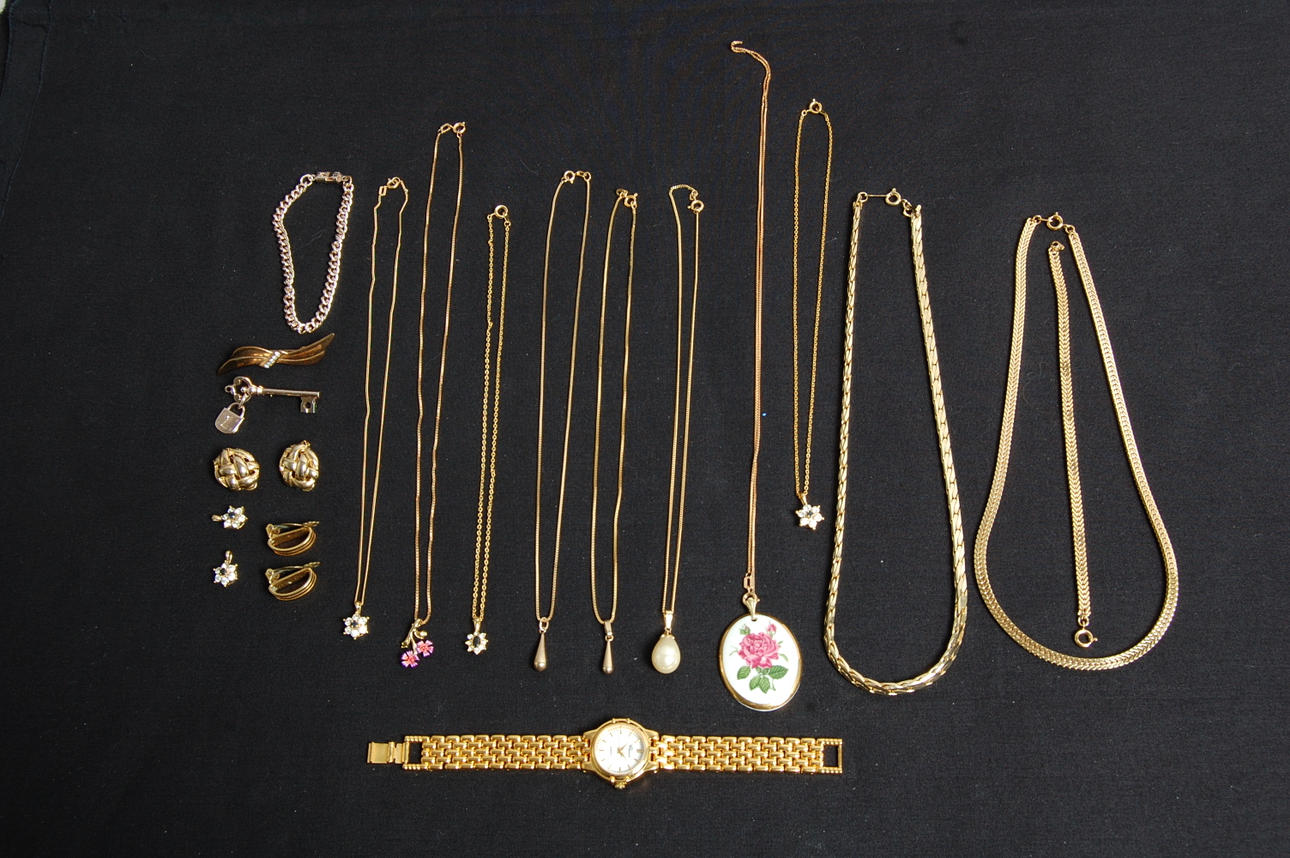BIJOUTERIER, 21 delar, halsband, armbandsur, mm.