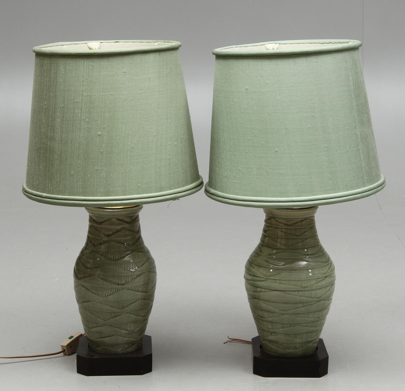 BORDSLAMPOR, ett par, keramik, 1900-tal.