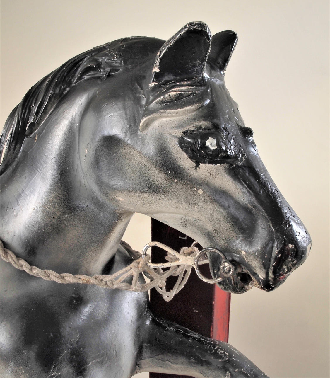 TIVOLIHÄST, med myntinkast.