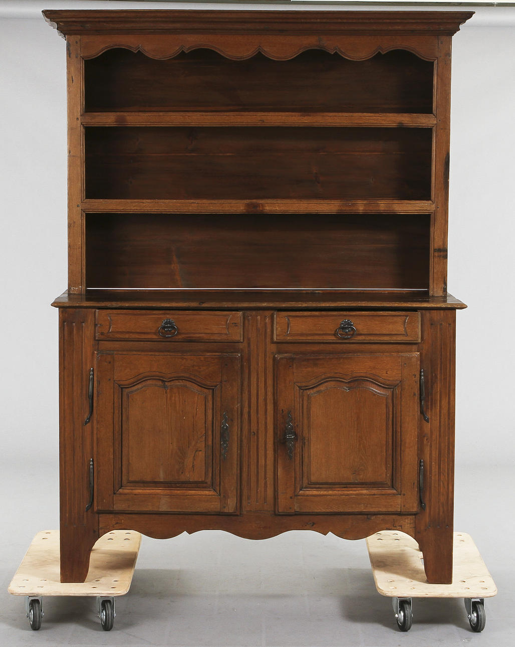 SKÅP MED TALLRIKSHYLLA, ek. Frankrike, 1900-tal.