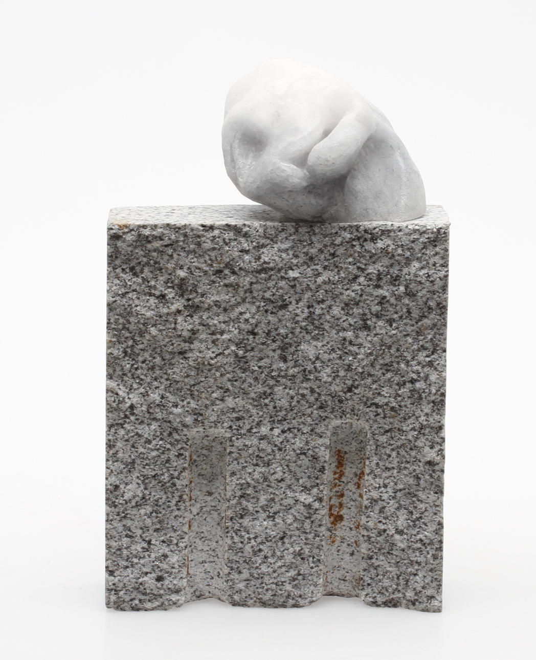 SKULPTUR, granit och glasmassa, Björn Stern, signerad och daterad 1989.