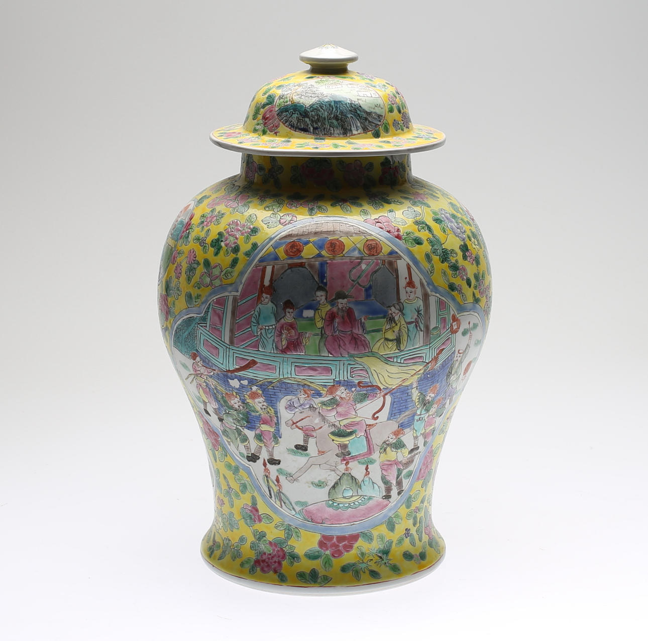 LOCKURNA, porslin, Kina, 1900-tal.