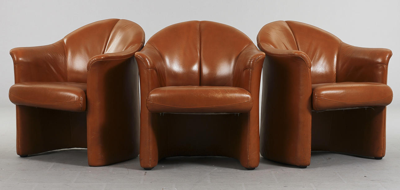 FÅTÖLJER, 3 st samt 4 st pallar, 1900-tal.