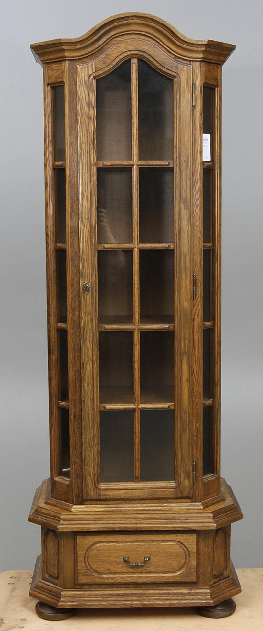 VITRINSKÅP, Carpati, 1900-talets senare hälft.