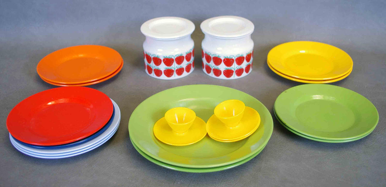 2 SYLTBURKAR SAMT SERVISDELAR I PLAST, Arabia samt Rosti.