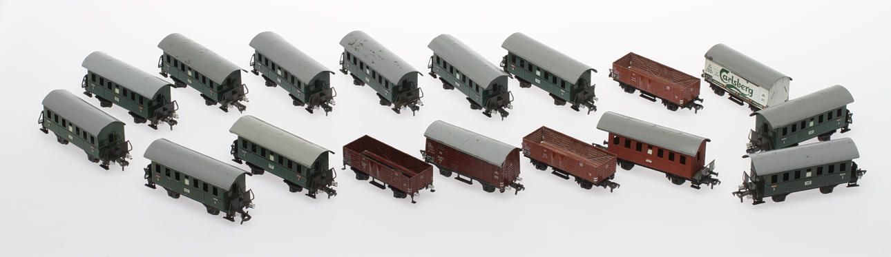 MODELLTÅG FLEISCHMANN 17 stycken gods- och personvagnar.